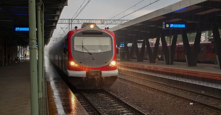 Niemcy. Maszynista zawiesił na moście włazy kanalizacyjne. Pociąg uszkodzony
