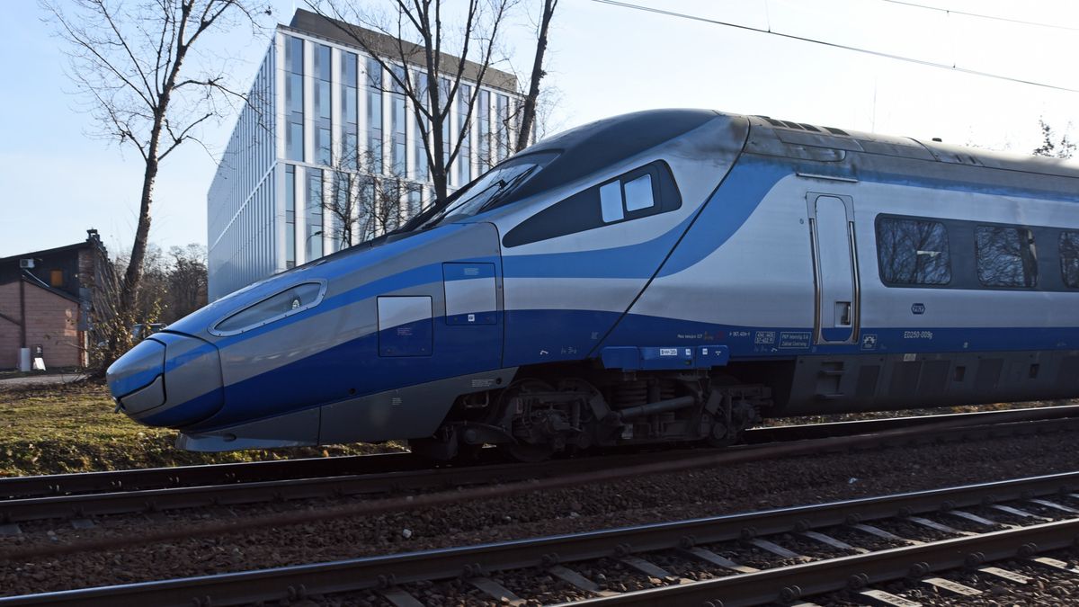 Andrzej Duda przypomniał, że celem rządu w zakresie transportu ma być walka z wykluczeniem komunikacyjnym