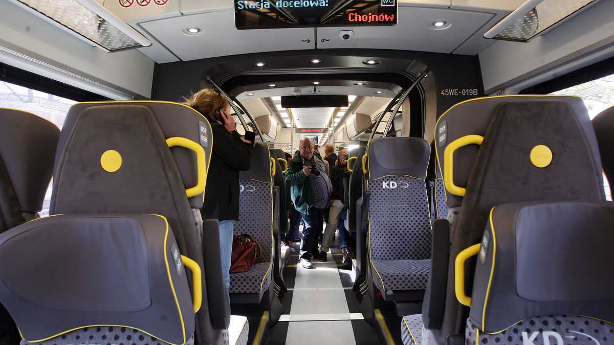 Jeden z pociągów dostarczonych Kolejom Dolnośląskim przez Newag 