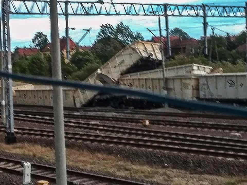 Dolny Śląsk. W Malczycach wykoleił się pociąg.  Z torów wypadła lokomotywa i 7 wagonów