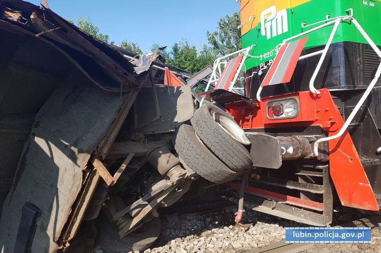 Pociąg zmiażdżył busa na Dolnym Śląsku. Kierowca rozmawiał przez komórkę