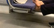 Położyła bose stopy na siedzeniu. Pasażerka pociągu nie miała litości