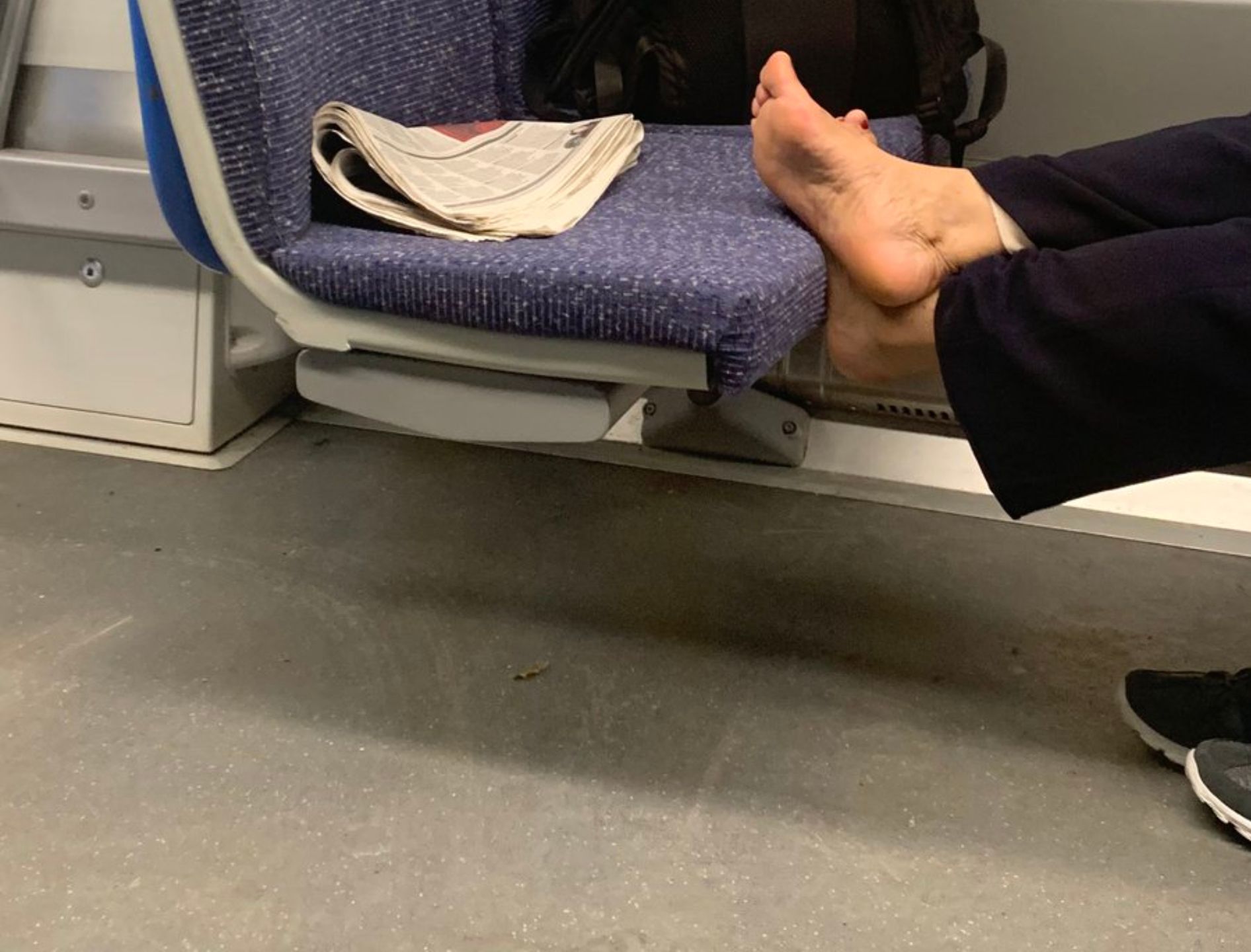 Uciążliwa pasażerka w pociągu