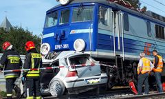 Ominęła rogatki, wjechała pod pociąg