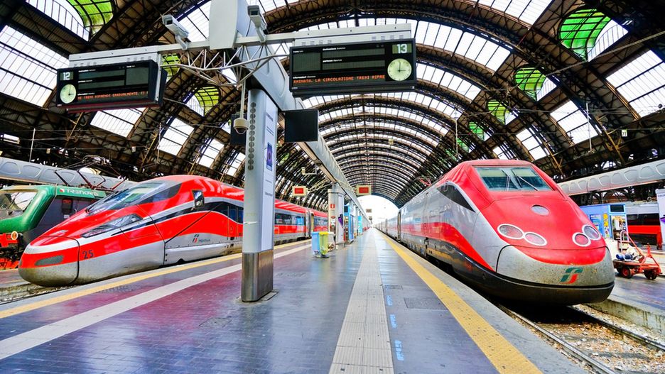 Milano Centrale to jeden z największych dworców kolejowych w Europie. Obsługuje ok. 330 tys. pasażerów dziennie