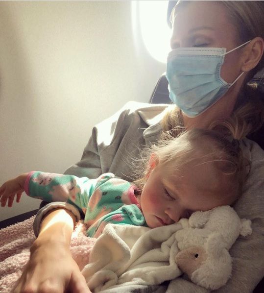 Joanna Krupa z Ashą w samolocie