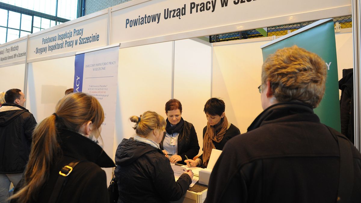 Pracy w dużych firmach mniej, a bezrobocie jednak spada