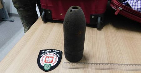 20-latek z pociskiem artyleryjskim na lotnisku w Lublinie. Próbował przekroczyć granicę