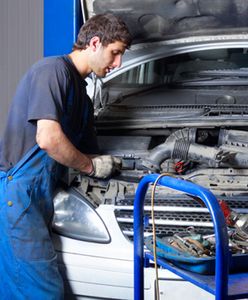 Mechanik klasy premium – naprawia i informuje