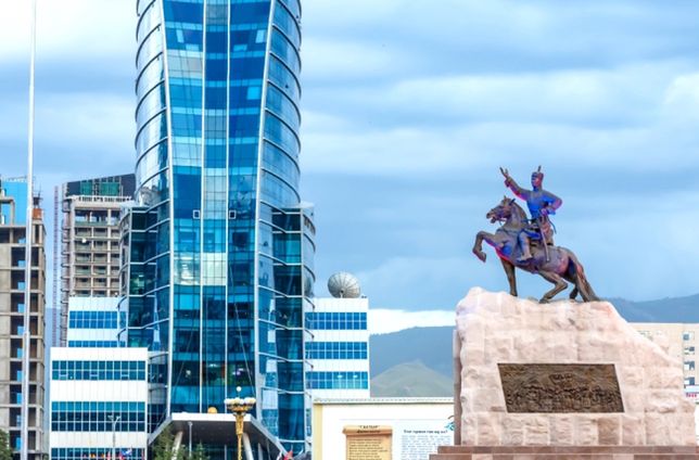 (Pomnik Czyngis Chana, Ułan Bator, Mongolia, fot. Tooykrub - Shutterstock.com) 