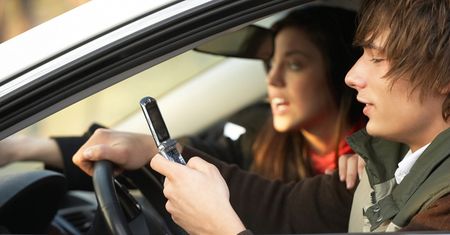 Ponad 13 tysięcy osób ukaranych za rozmowę przez komórkę