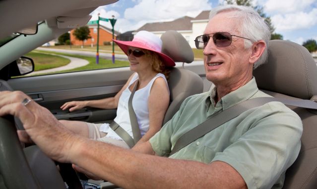 Kierowca 50+: czy emeryt za kierownicą jest zagrożeniem?
