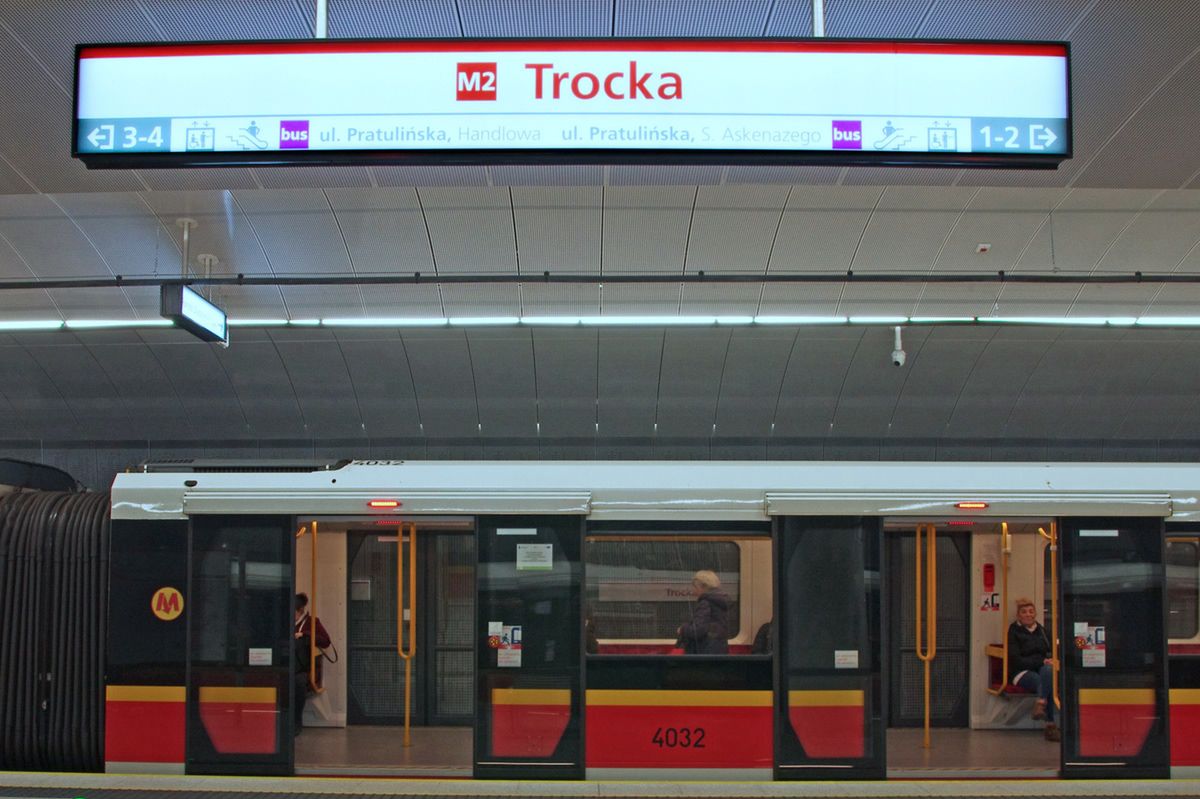 Warszawa. Duże utrudnienia w metrze: Zamknięte zostały trzy stacje metra M1 i stacja Trocka