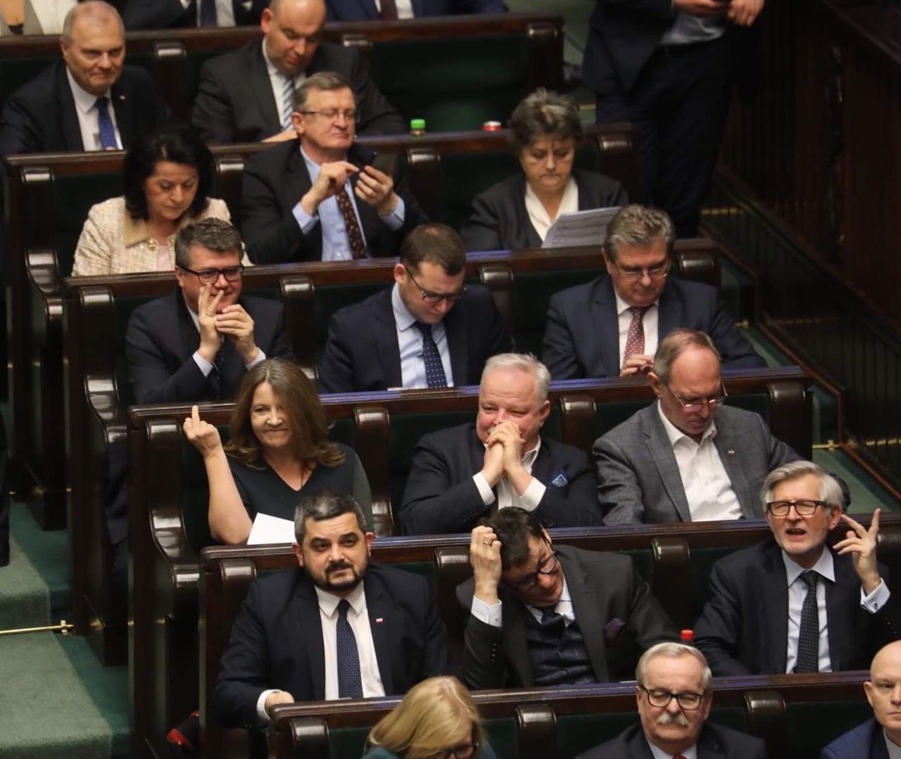 Posłanka PiS Joanna Lichocka i jej gest ze środkowym palcem w materiałach wyborczych Platformy Obywatelskiej