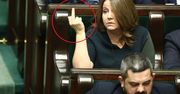Joanna Lichocka zapewnia, że nie pokazała środkowego palca. Ekspert od mowy ciała komentuje