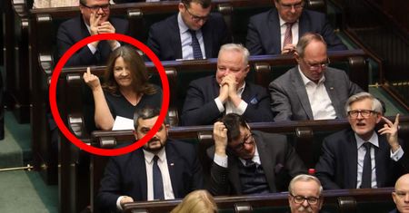 Burza po geście posłanki PiS. Opozycja chce ukarania Joanny Lichockiej