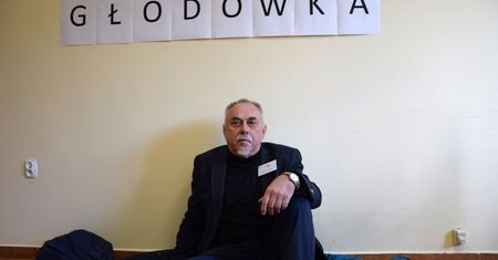Wybory parlamentarne 2019. Poseł Janusz Sanocki wyprowadzony z urzędu w Opolu. Policja wyjaśnia