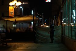 W centrum Wrocławia zmarł bezdomny. Goście jedli w ogródku przy parawanie ze zwłokami