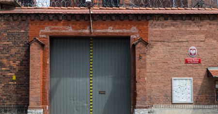 Wrocław. Śmierć w areszcie. 62-latek skoczył na betonową posadzkę