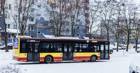 Zima zaskakuje drogowców. A ci wcale nie muszą się spieszyć z odśnieżaniem