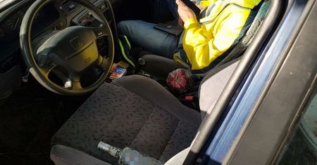 Wrocław. Auto zatrzymane przez policję. Obok kierownicy butelka wódki