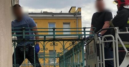 Wrocław. Skoczył na balkon sąsiada. Policja i tak go dopadła