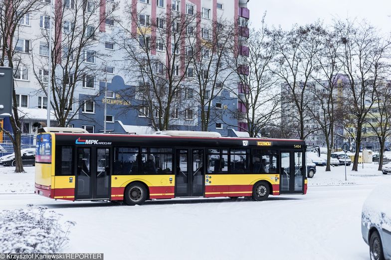Wrocławskie autobusy w czwartkowy poranek miały problem, by poruszać się po białych ulicach miasta
