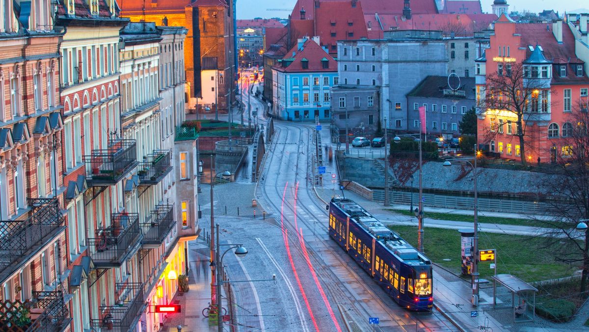 Wrocław: Świąteczne zmiany w MPK. Jak będą kursowały tramwaje i autobusy w sylwestra i Nowy Rok?