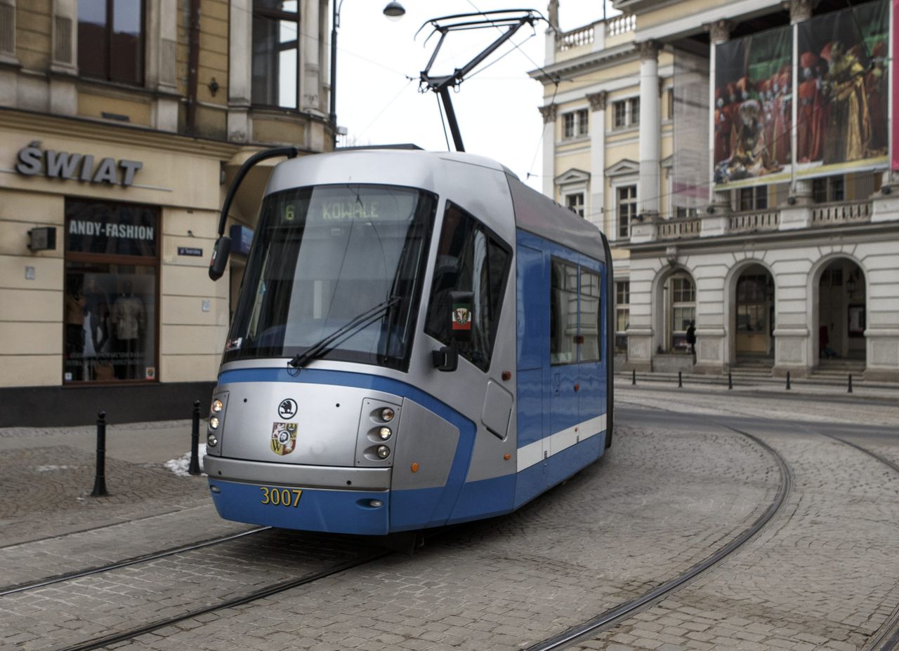 Wrocław: tramwaj potrącił starszą kobietę. Fragmenty jej ciała skład ciągnął po torach