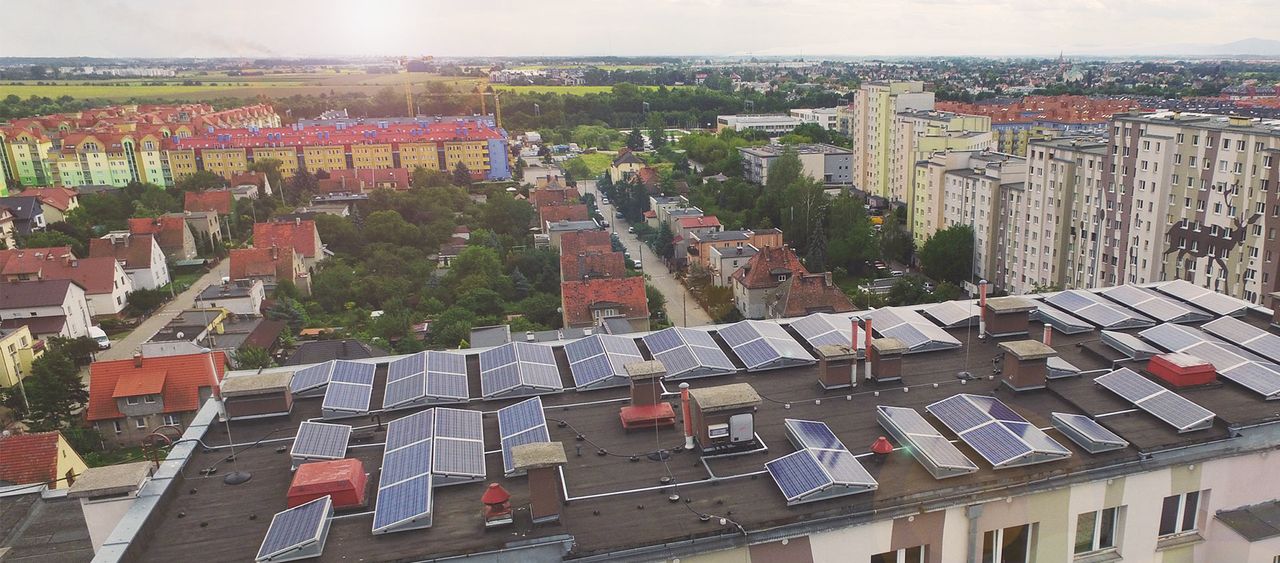 Spółdzielnia zamontowała panele słoneczne na 35 blokach. Mieszkańcy już na tym zyskali