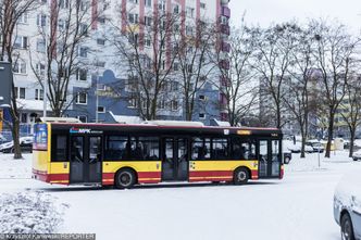 Zima zaskakuje drogowców. A ci wcale nie muszą się spieszyć z odśnieżaniem