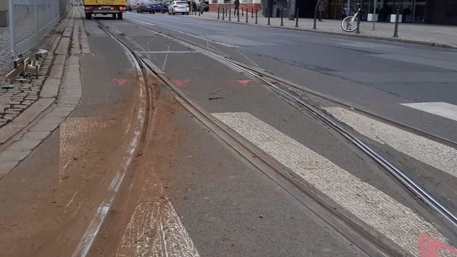 Zły stan torowiska przy Świętego Mikołaja spowodował decyzję o jego zamknięciu. Torowcy muszą wymienić 20 metrów szyn.