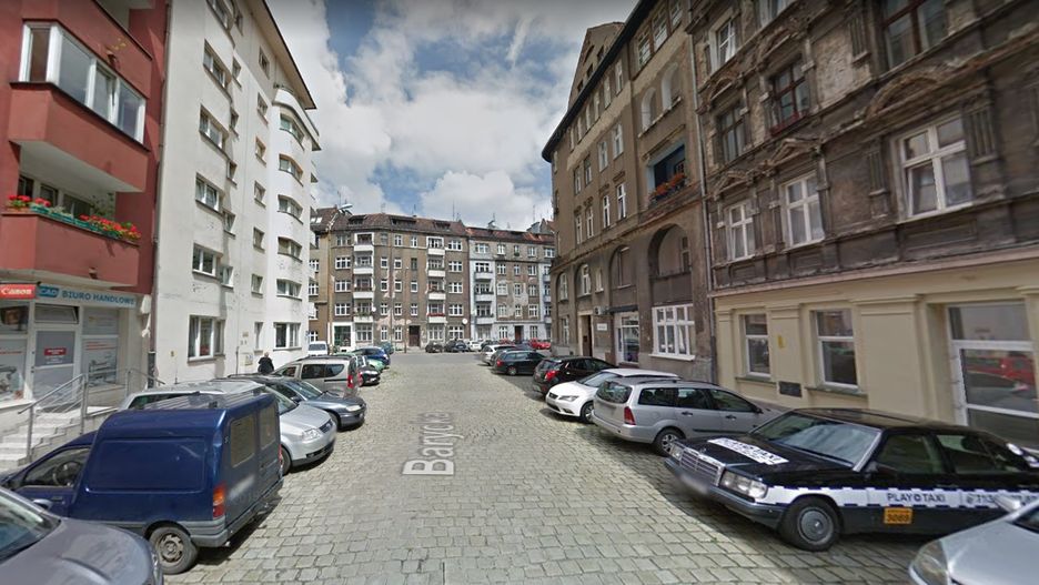 Wrocław. Na ul. Baryckiej 21-latek próbował przejechać jednego z policjantów