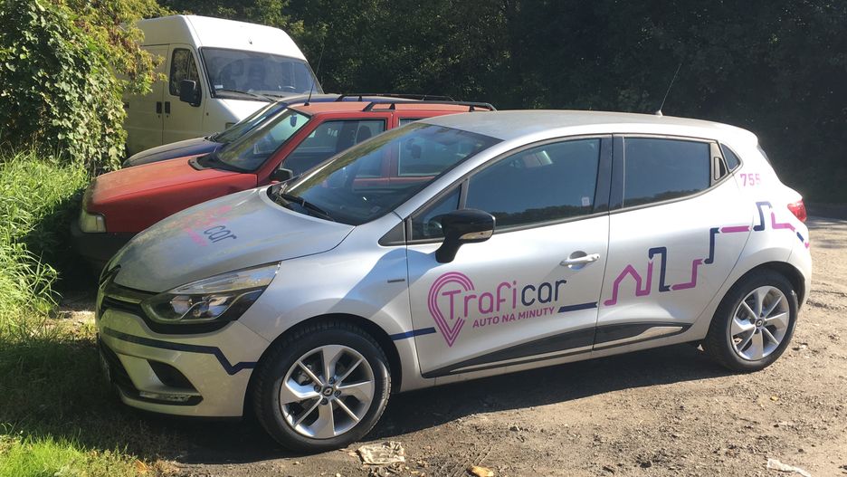 Samochód traficar przy stacji kolejowej na wrocławskich Kuźnikach