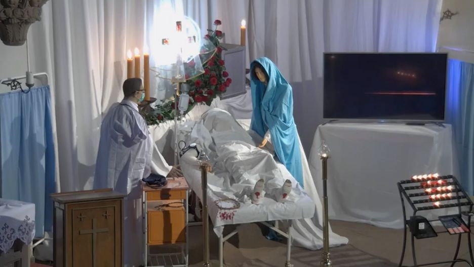 Transmisja on-line z kościoła na Brochowie. Wierni przychodzą do grobu pańskiego