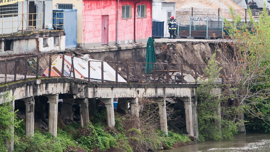 Zapadnięte nabrzeże Odry we Wrocławiu