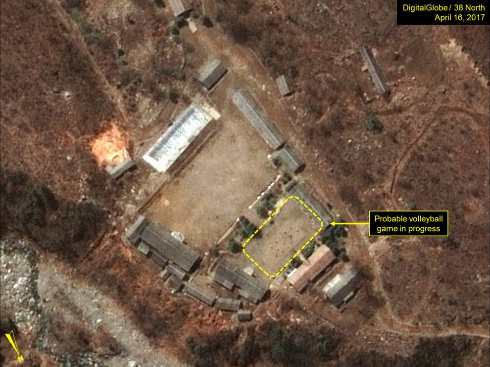 Przerwa w testach bomb nuklearnych w Korei Płn. Pracownicy grają w siatkówkę
