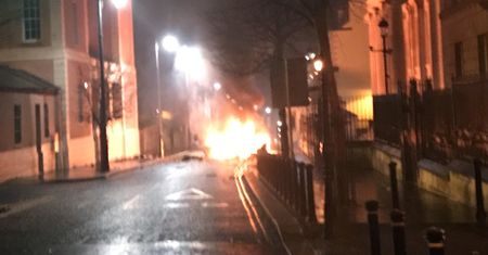 Irlandia Północna: eksplozja samochodu przed sądem