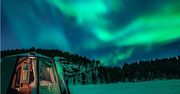 Szklane igloo na biegunie północnym. Luksusowy hotel z widokiem na zorzę