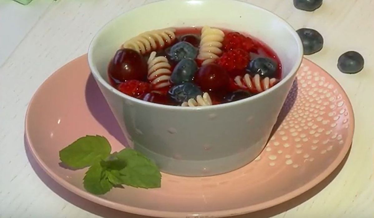 Zupa owocowa - Pyszności; Foto kadr z materiału na kanale YouTube KUCHNIA PEŁNA SMAKU