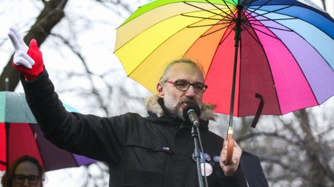 Mateusz Kijowski przemawia podczas protestu 18 marca 2017 r.