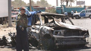 Iracki policjant przy wraku samochodu-pułapki
