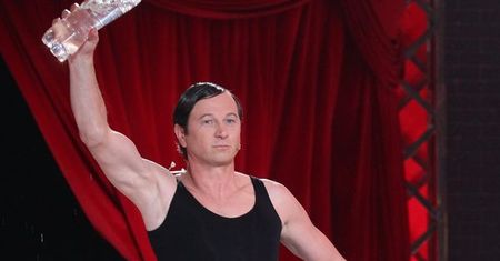 "Szymon na żywo": Piotr Cyrwus szaleje! Był Wodzianką, Jarzębiną, posłanką Grodzką i ojcem Rydzykiem!
