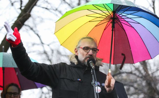 Mateusz Kijowski przemawia podczas protestu 18 marca 2017 r.