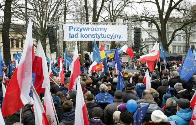 Lider kapeli grającej na wiecach KOD oskarżony o handel kobietami