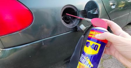 Spryskaj WD-40 to miejsce w samochodzie, a efekty Cię zaskoczą