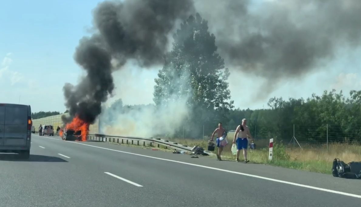 Pożar samochodu na A2. Gęsty dym nad autostradą