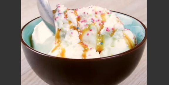 Lody możesz polać sosem lub posypać ulubionymi dodatkami. Smacznego!