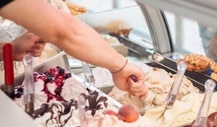 Jedną łyżeczką próbowały smaków w lodziarni. Niedopuszczalne zachowanie w stanie pandemii