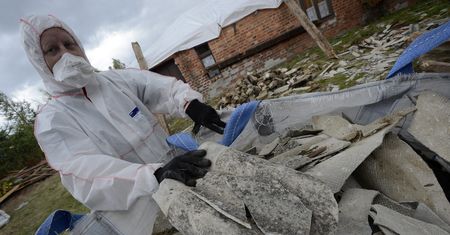 Poważny problem. Usunięcie azbestu w Polsce do 2032 r. "jest nierealne"
